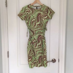 Mint condition, retro dress with cutouts